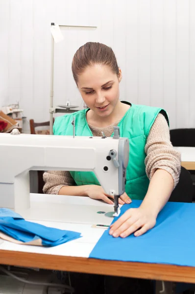 Jeune couturière au travail — Photo