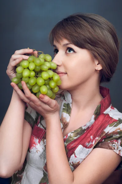 The girl is wanting green grapes — Stock Photo, Image