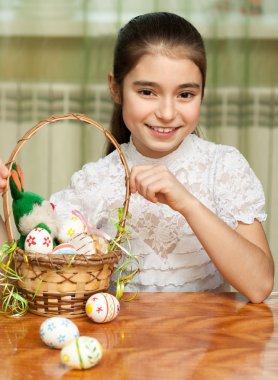 Paskalya yumurtaları bir sepet ile kız