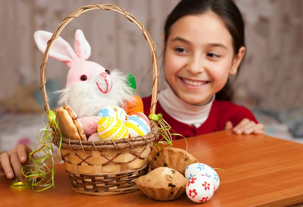 Chica con una cesta de huevos de Pascua —  Fotos de Stock