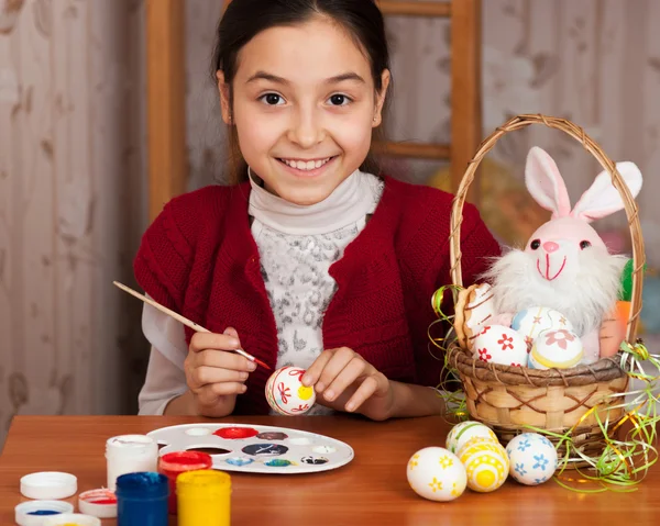 Bella ragazza colorata uova di Pasqua — Foto Stock