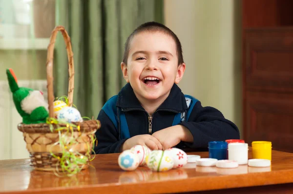 Funny boy färgade påskägg — Stockfoto