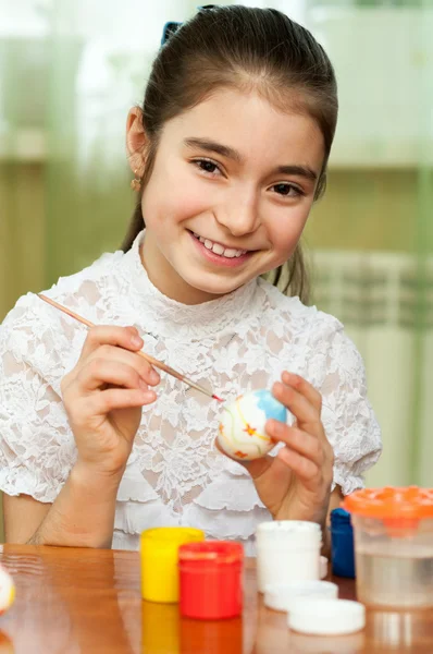 Schöne Mädchen gefärbte Ostereier — Stockfoto