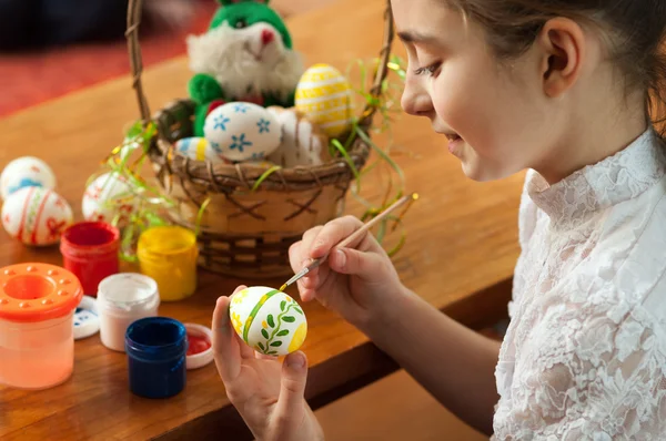 Bella ragazza colorata uova di Pasqua — Foto Stock