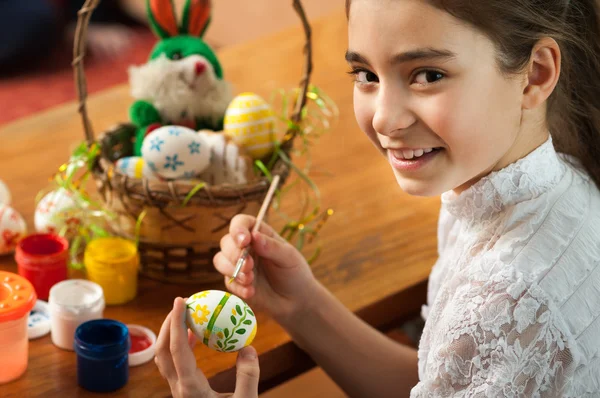 Hermosa chica de color huevos de Pascua — Foto de Stock