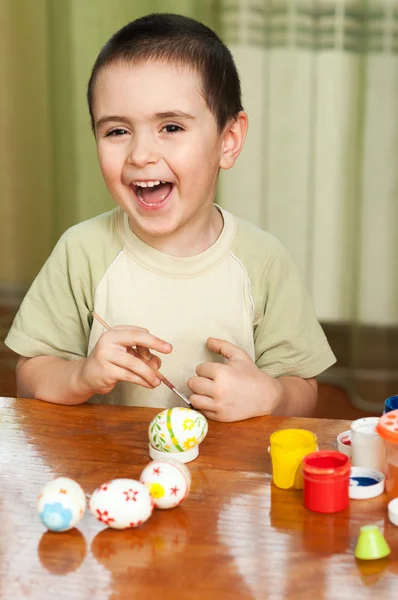 Funny boy färgade påskägg — Stockfoto