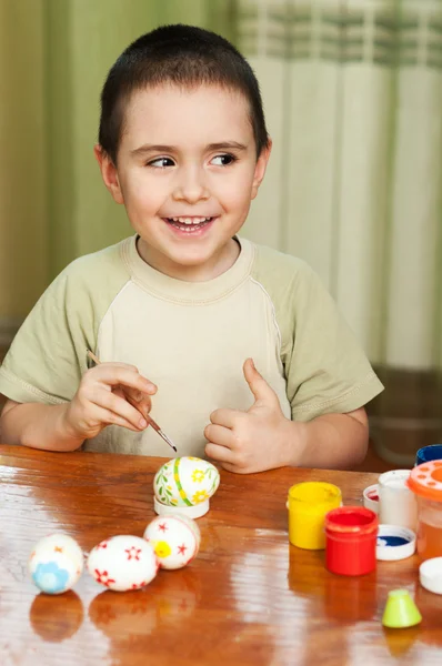Смішний хлопчик кольорові великодні яйця — стокове фото