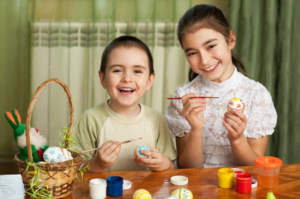 Bratr a sestra malovaná velikonoční vajíčka — Stock fotografie