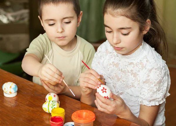 Bror och syster målade påskägg — Stockfoto