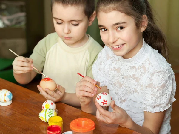 Irmão e irmã pintado ovos de Páscoa — Fotografia de Stock