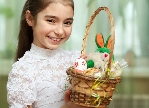 Meisje met een mandje van Pasen eieren — Stockfoto