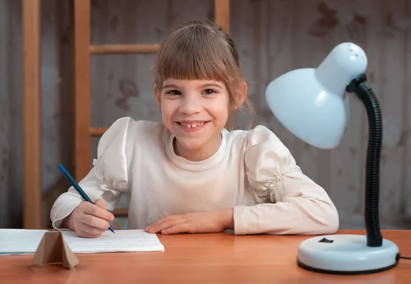Schulmädchen macht Hausaufgaben — Stockfoto