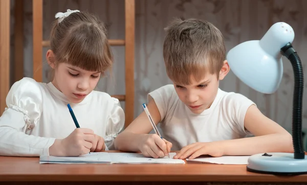 Kinder zeichnen in Notizbuch — Stockfoto