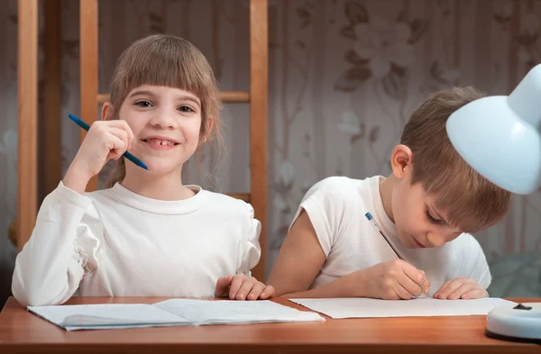 Niños hacen su tarea — Foto de Stock