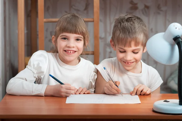 Barn rita på papper — Stockfoto