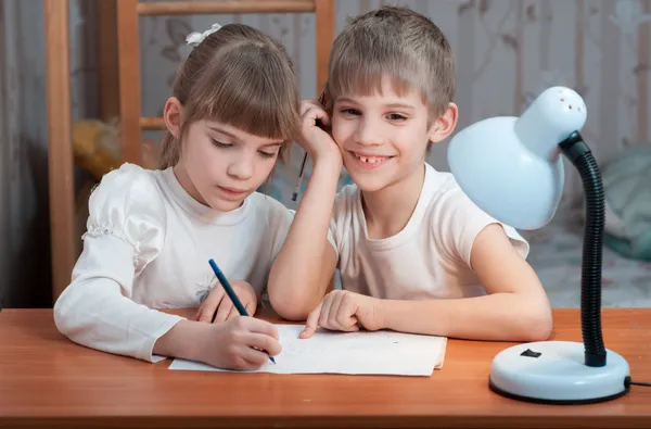 Enfants dessinant sur papier — Photo