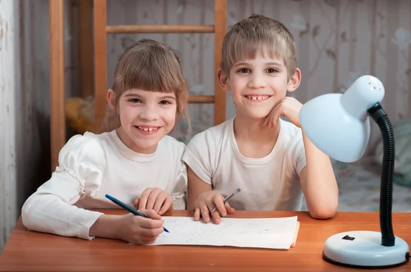 Kinder malen auf Papier — Stockfoto
