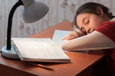 ödev yapmak bir masada uyurken kız