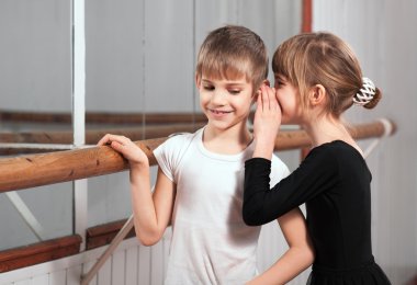 Kız bir çocuğun kulak barre yakınındaki tek kelimeyle
