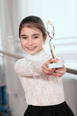 Kız dansçı Kupası win gösterir