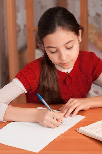 Écolière faisant des devoirs — Photo