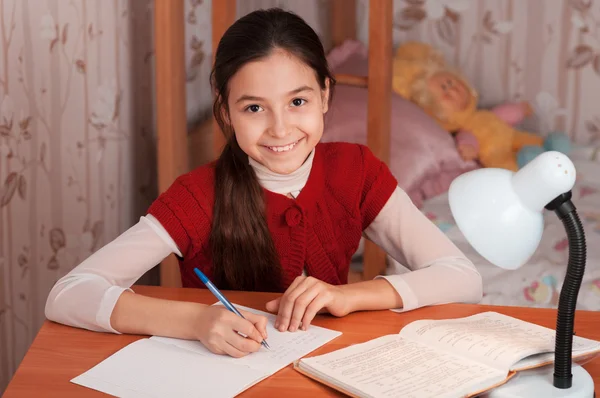 Menina fazendo lição de casa em um caderno — Fotografia de Stock