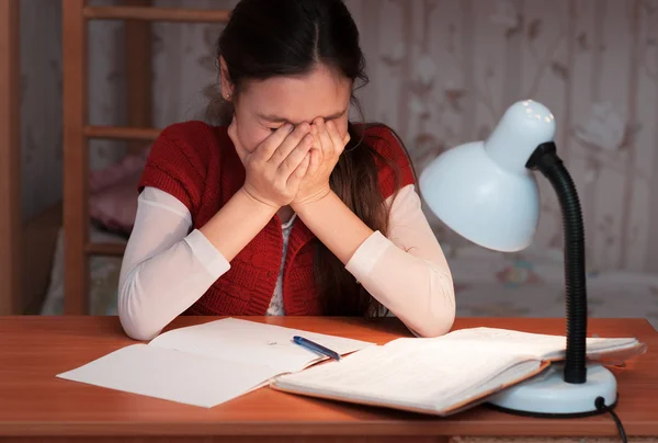 Menina estava muito cansado para fazer lição de casa — Fotografia de Stock