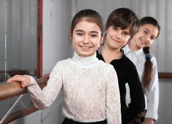 Kinder stehen in der Nähe einer Ballettstange — Stockfoto