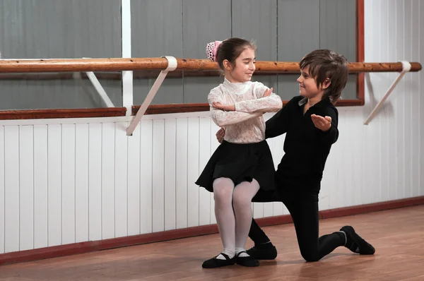 Niños bailando en una barra de ballet — Foto de Stock