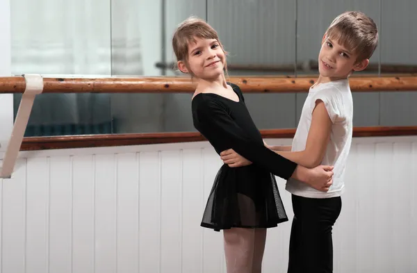 Niños bailando en una barra de ballet —  Fotos de Stock