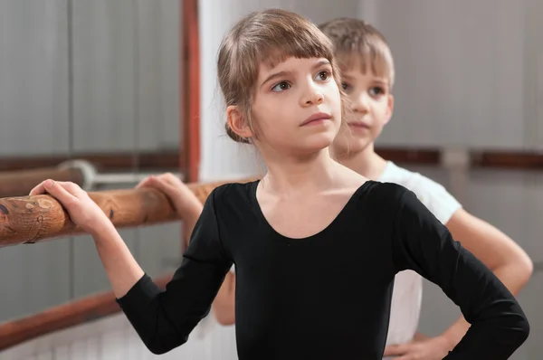 Les enfants apprennent à danser dans la barre de ballet — Photo
