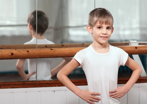 Bailarina de pie cerca de la barra — Foto de Stock