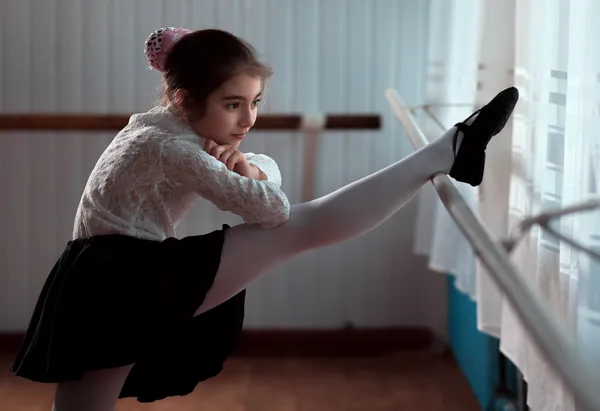 Dançarina de balé menina praticando no barre — Fotografia de Stock