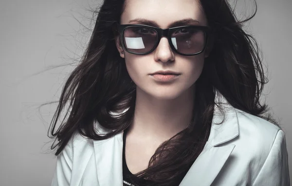 Business woman staring through sunglasses — стоковое фото