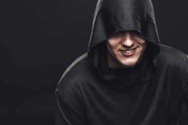 siyah bir elbise içinde adam
