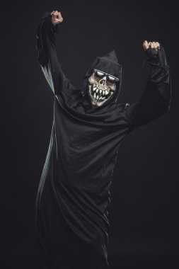 dans siyah bir elbise içinde neşeli iskelet