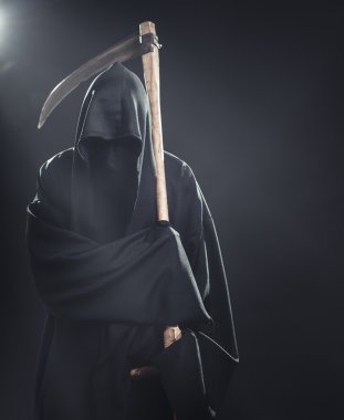 Ölüm tırpan duran gece sis ile