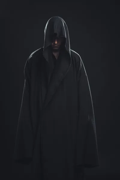 siyah bir elbise içinde adam portresi