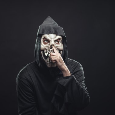 iskelet burnunu alır