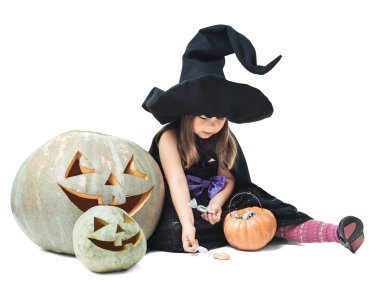 küçük cadı tykov oturur ve şekerler görmektedir