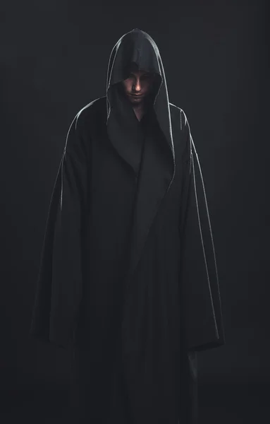 Retrato del hombre con una túnica negra Imagen de stock