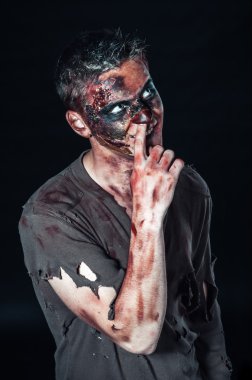 zombi burnunu alır