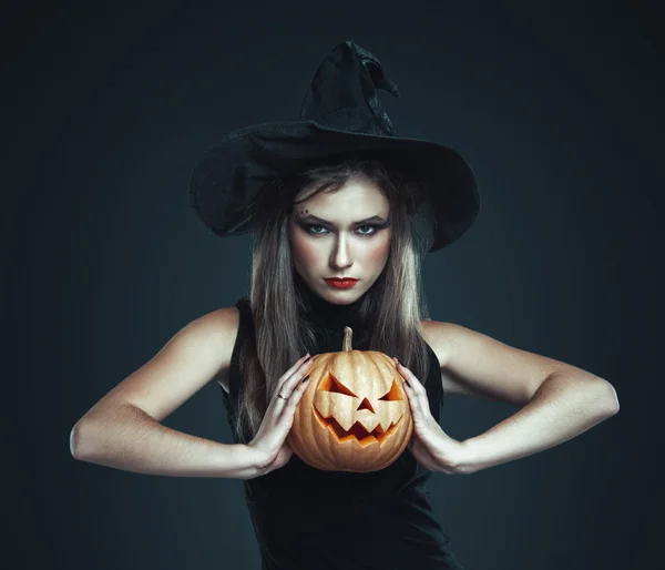 La chica seria está de pie con calabaza —  Fotos de Stock