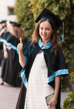 Üniversite mezunu bir diploma ile