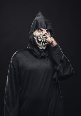 iskelet burnunu alır