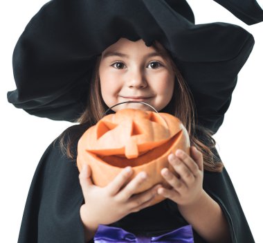 beyaz zemin üzerinde kabak ile cadı