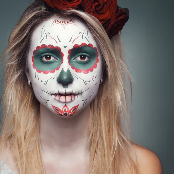 Chica con un cráneo cara maquillaje — Foto de Stock
