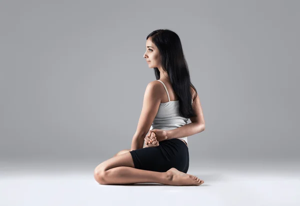 Donna in posizione di yoga bharadvadzasana — Foto Stock