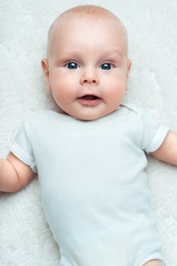 Halı tişörtlü küçük bebek