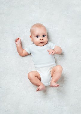 Şu tatlı bebeğe halı üzerinde yalan söylüyor